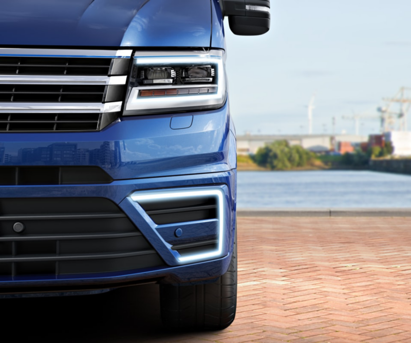 Volkswagen Utilitaires e-crafter bleu phare avant