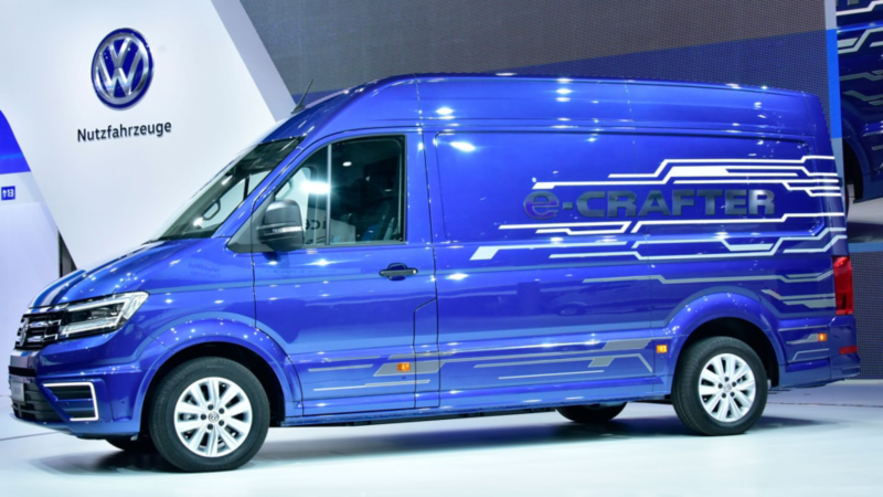 Volkswagen Utilitaires e-crafter bleu profil exposition