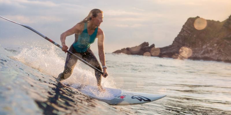Wave ride with the stand-up paddle board at Biarritz