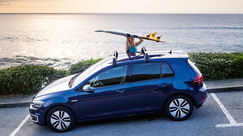 Stand-up paddling pro Paulina Herpel with the e-Golf on the coast around Biarritz 