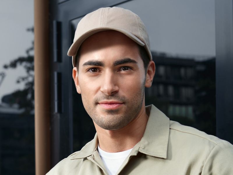 Un uomo con berretto da baseball.