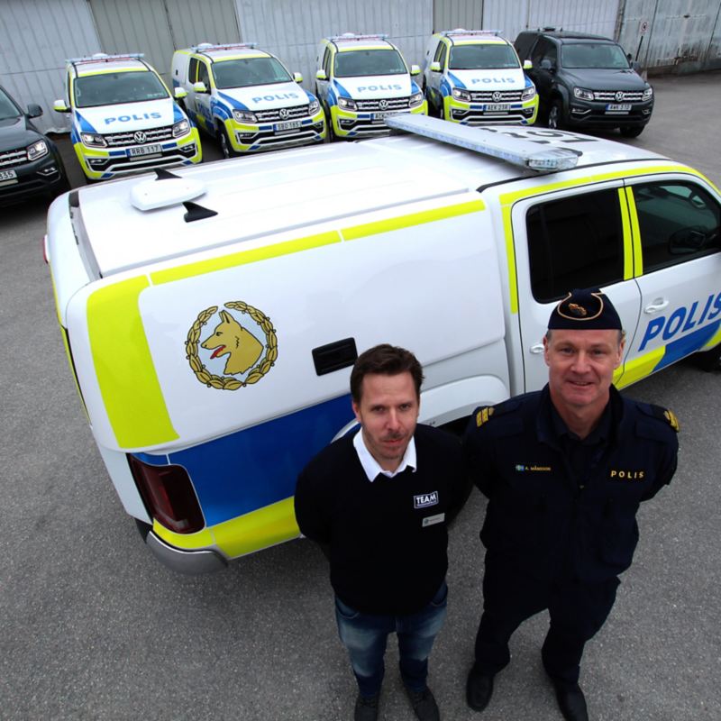 Polisbil Amok. På bilden ser man Fredrik Enkvis, Volkswagen Group Sveriges ansvarige för polisbilart och Anders Månsson, nationell processledare för hund inom polisen.