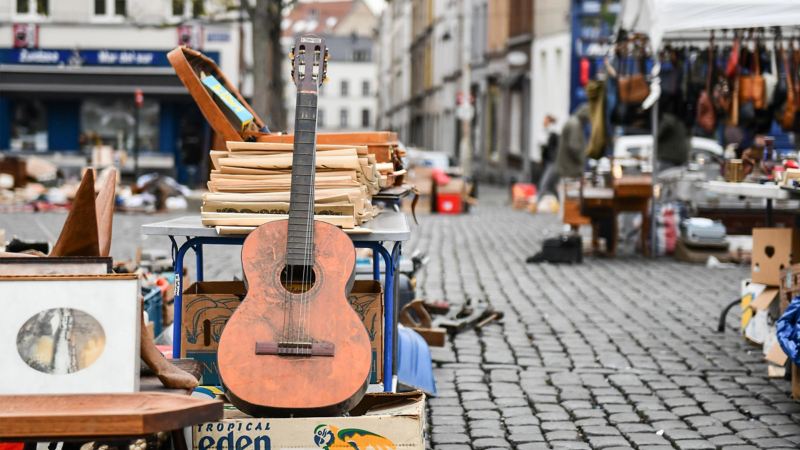 Een gitaar op de onderdelenmarkt