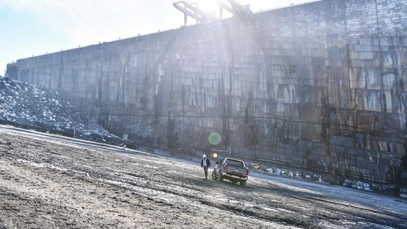 Frederic De Meyer wandelt naast zijn Volkswagen Amarok in de steengroeve