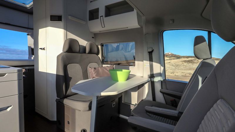Vardagsrum med vändbara stolar i Volkswagen Grand California husbil