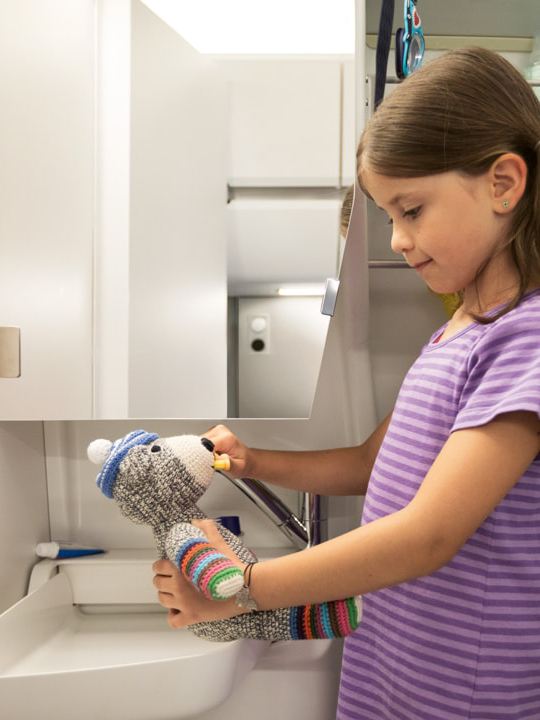 Volkswagen Utilitaires Grand California 30 ans intérieur famille toilette salle de bain