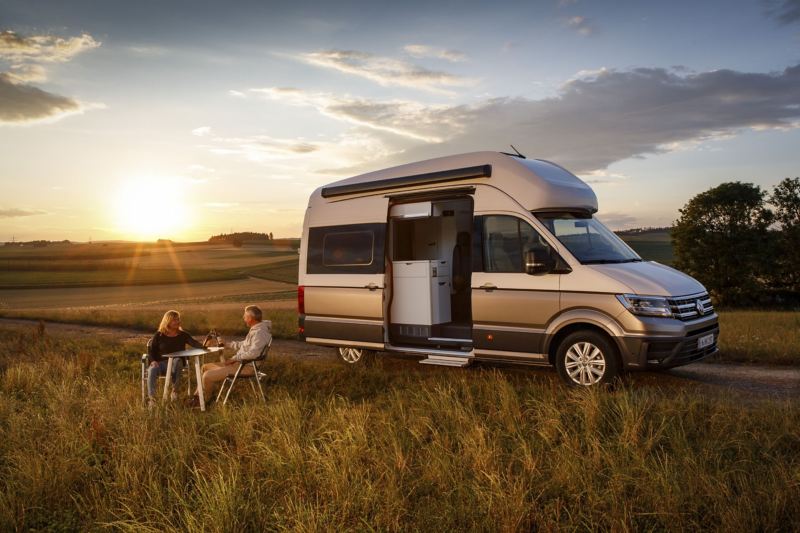 Volkswagen Grand California przy zachodzie słońca