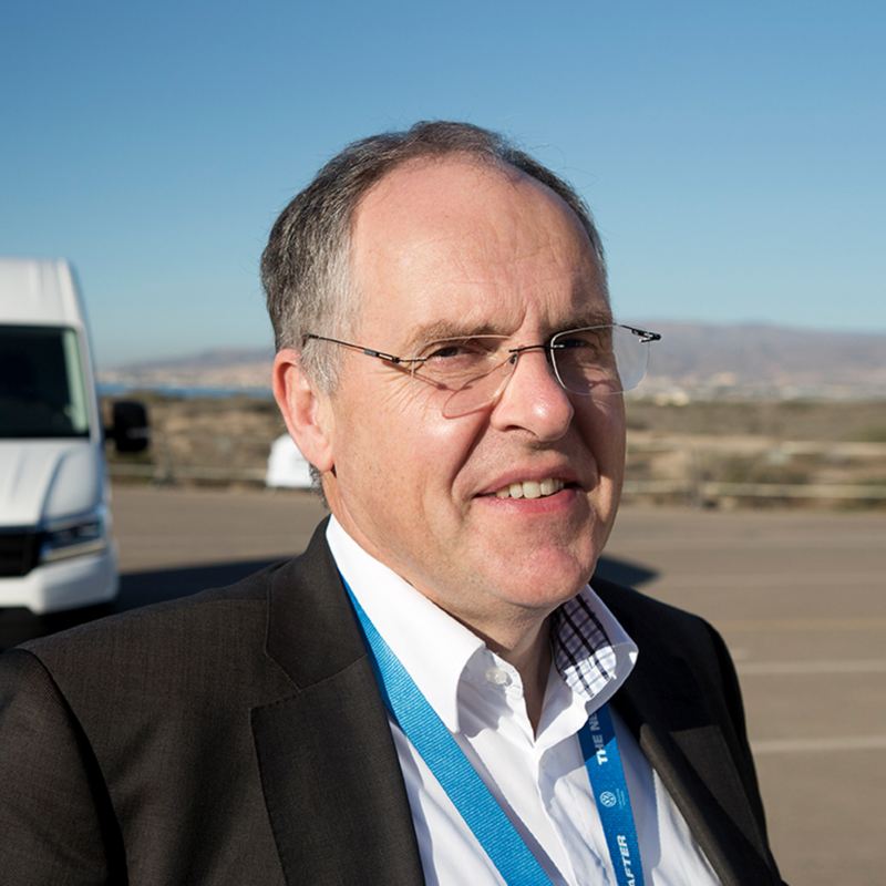 Harald Ludanek, utvecklingschef från Scania till Volkswagen Transportbilar, framför nya Craftern