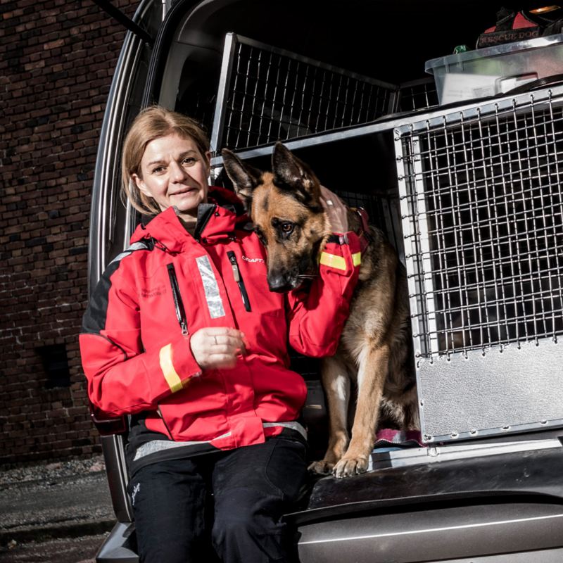 Anette Stierna och schäferhunden Rejza är frivilliga sjöräddare och kör Volkswagen Caddy