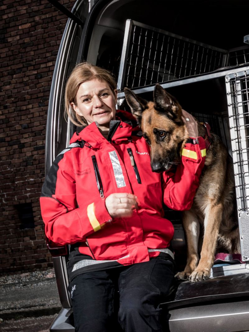 Anette Stierna och schäferhunden Rejza är frivilliga sjöräddare och kör Volkswagen Caddy