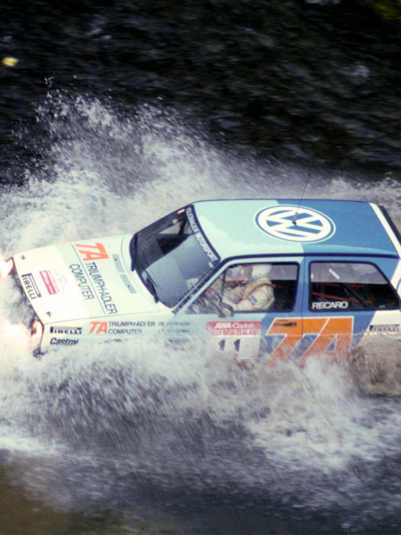 VW-rally genom vattendrag.