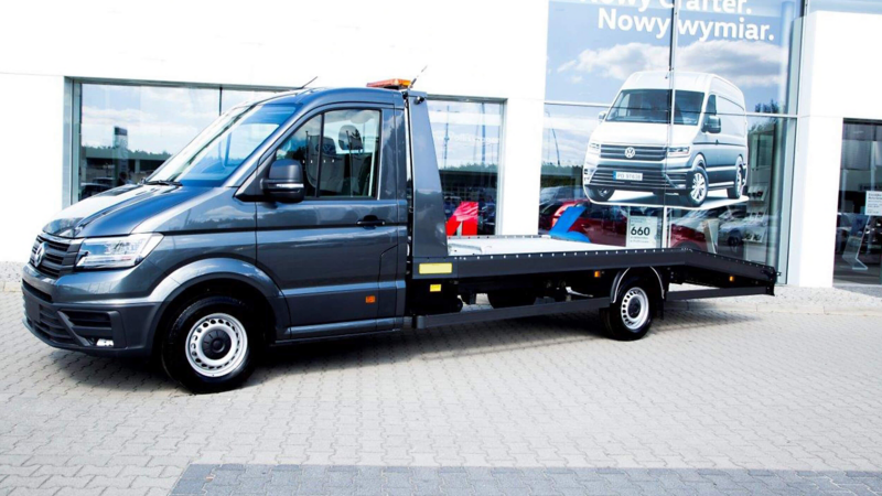 Volkswagen Crafter z zabudową laweta.