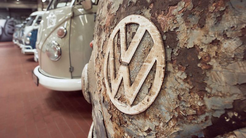 Volkswagen logo met veel roest
