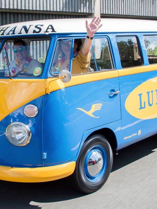 Volkswagen Utilitaires Combi Summer festival 70 ans bleu jaune lufthansa