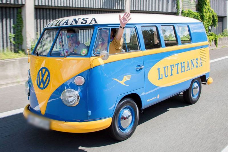 Ein alter blau-gelber Bulli mit „Lufthansa“-Schriftzug.