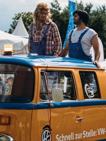 Volkswagen Utilitaires Combi Summer festival 70 ans orange