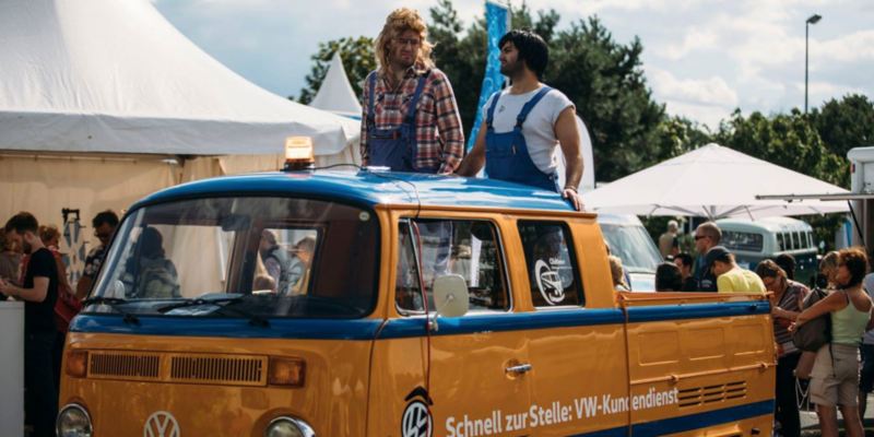 Volkswagen Utilitaires Combi Summer festival 70 ans orange