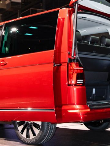 Volkswagen Utilitaires Multivan 6.1 rouge portes coffre ouvertes