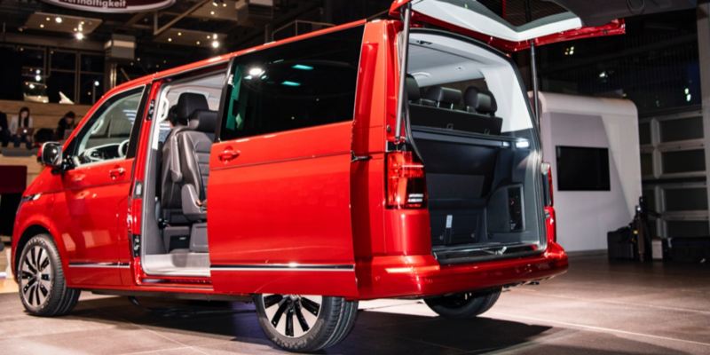 Volkswagen Utilitaires Multivan 6.1 rouge portes coffre ouvertes