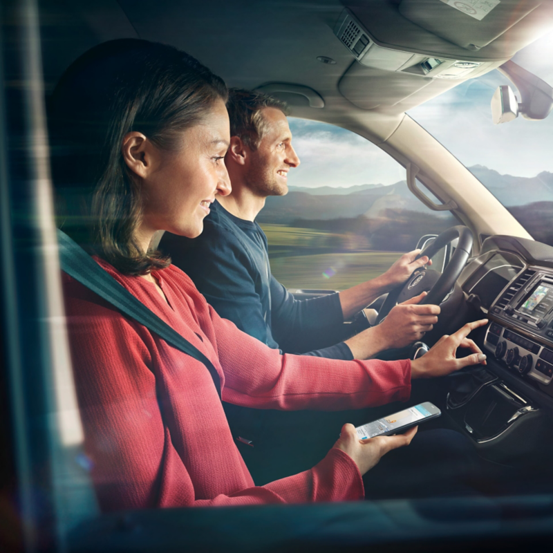 Deux personnes dans un cockpit de véhicule.