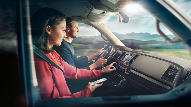 Deux personnes dans un cockpit de véhicule.