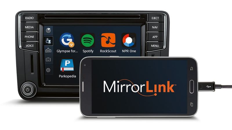 Uno smartphone collegato tramite MirrorLink a un sistema di infotainment Volkswagen.