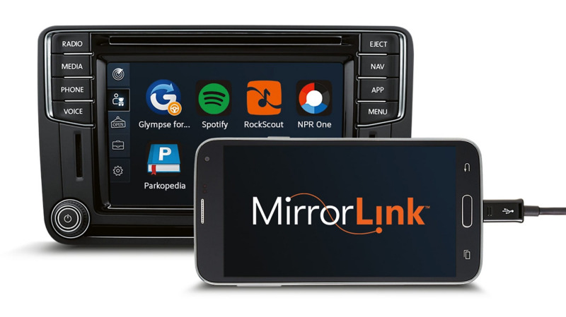 Uno smartphone collegato tramite MirrorLink a un sistema di infotainment Volkswagen.