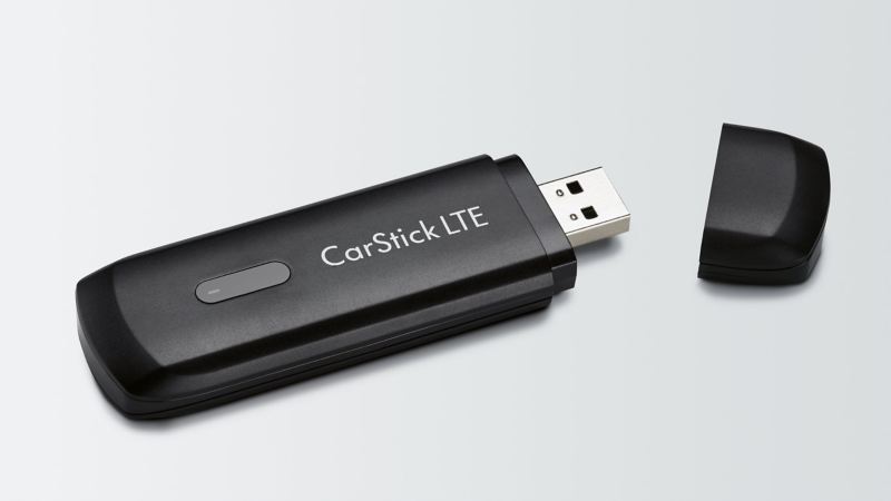 CarStick LTE nera con attacco USB.