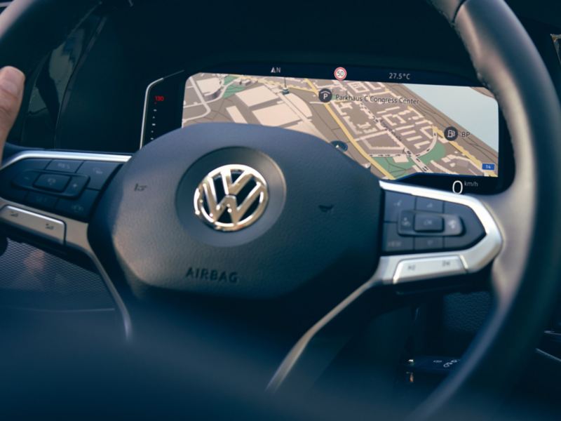 Närbild på ratten i en Volkswagen transportbil