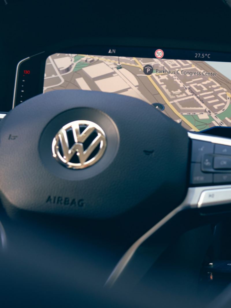 Närbild på ratten i en Volkswagen transportbil