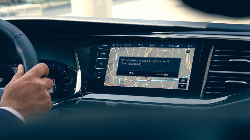 Dettaglio del display di bordo con sistema multimediale Traffic Message Channel (TMC) di un'auto Volkswagen.