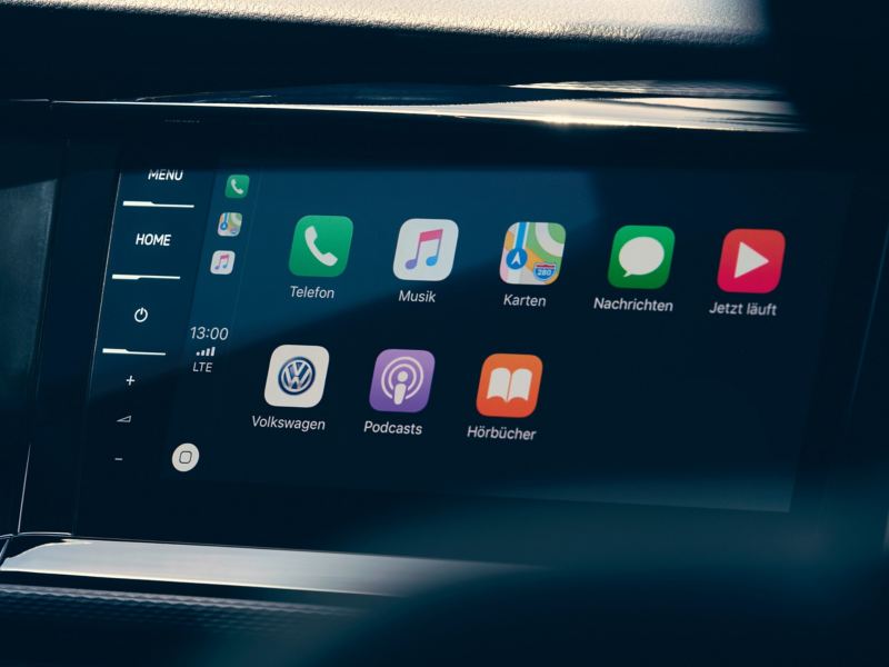 Gros plan sur un système de divertissement dans le véhicule.