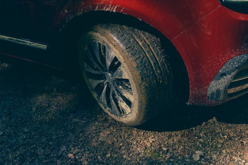 Närbild på ett lerigt däck på en VW Multivan med 4MOTION fyrhjulsdrift