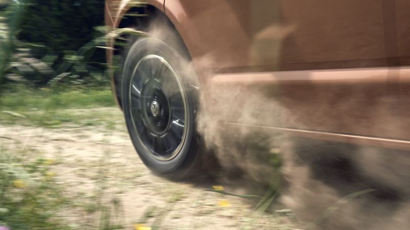 Dettaglio di uno pneumatico di un veicolo in movimento in fuoristrada.