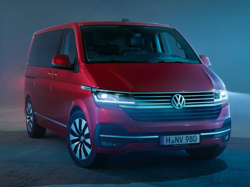 Volkswagen Utilitaires Multivan 6.1 rouge fond bleu