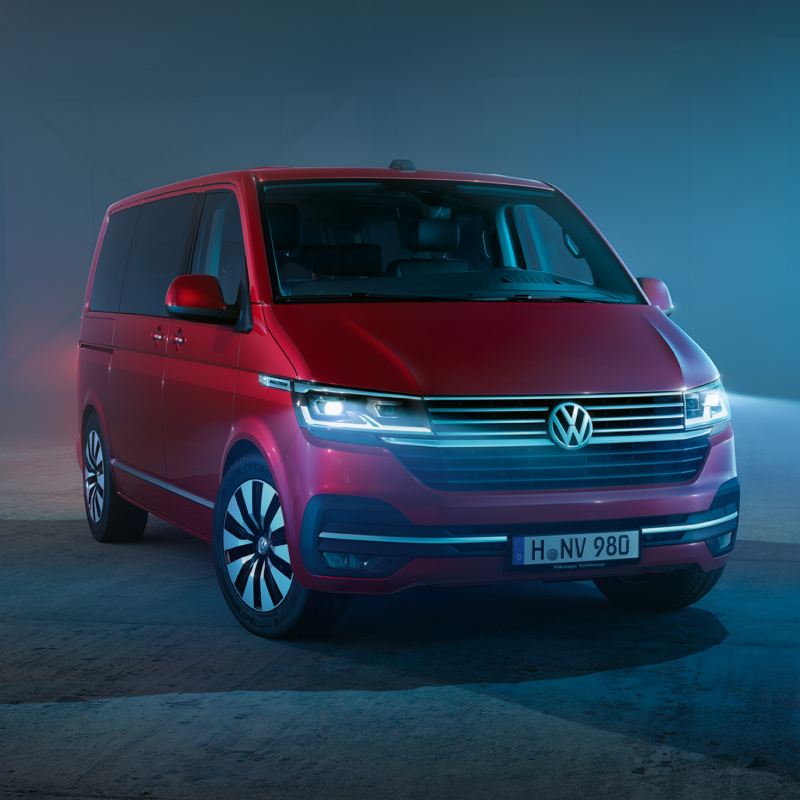 Volkswagen Utilitaires Multivan 6.1 rouge fond bleu