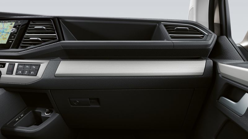 Dekorleisten in Bright Brushed Grey im Innenraum eines VW California.