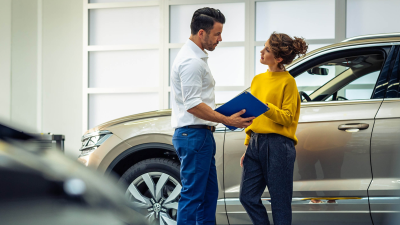 A customer talking to a VW employee