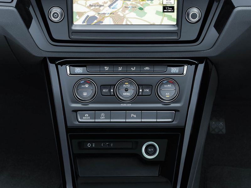 close up of an infotainment screen in a Volkswagen demonstrating smart climate control 