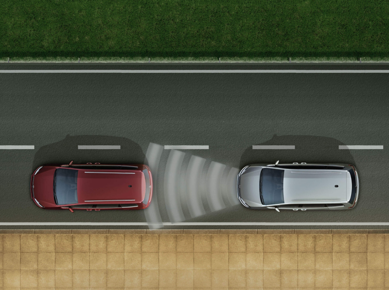 A silver Volkswagen Sharan driving behind a red Volkswagen Sharan with sound waves that represent the Front Assist