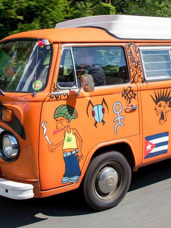 Volkswagen Utilitaires Combi Summer festival 70 ans orange decoration