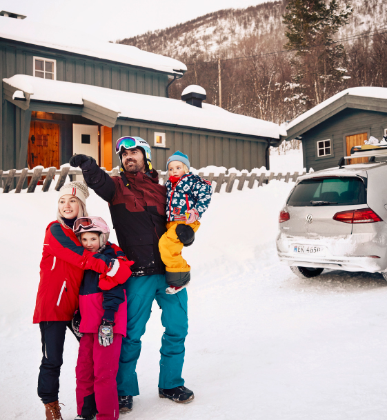 family infront of a house and the e-Golf with snowboard holder