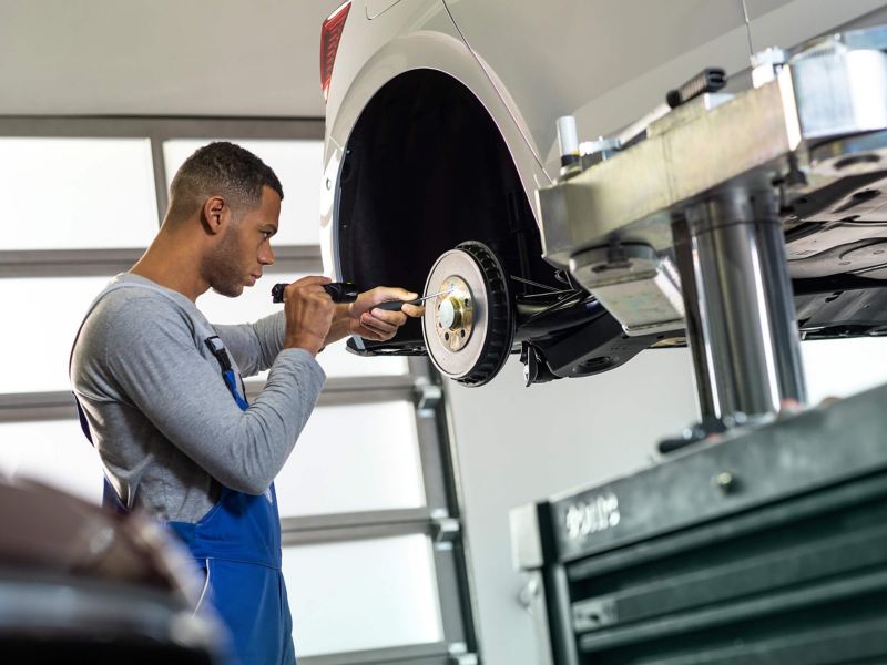 Mechanic fixing car