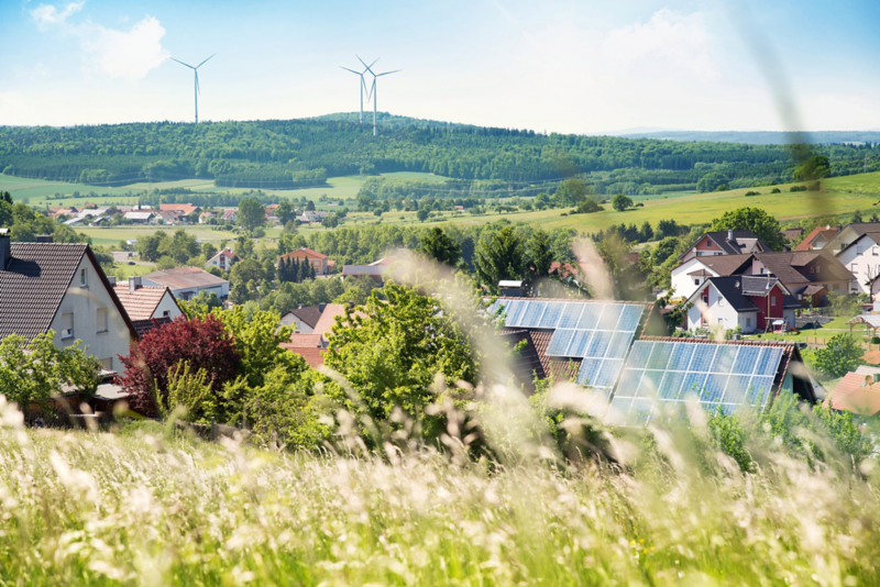 Hus med solceller på taket.