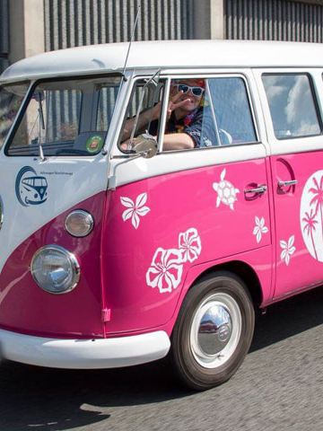 Volkswagen Utilitaires Combi Summer festival 70 ans rose fluo