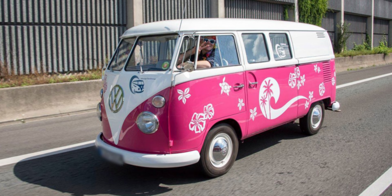 Volkswagen Utilitaires Combi Summer festival 70 ans rose fluo