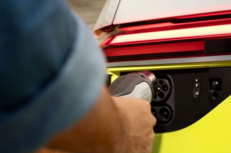 Gros plan d’un câble de charge avec un connecteur Mennekes (type 2) branché dans l’ID. Buzz