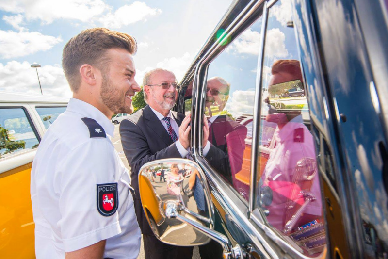 Volkswagen Utilitaires Combi Summer festival 70 ans police