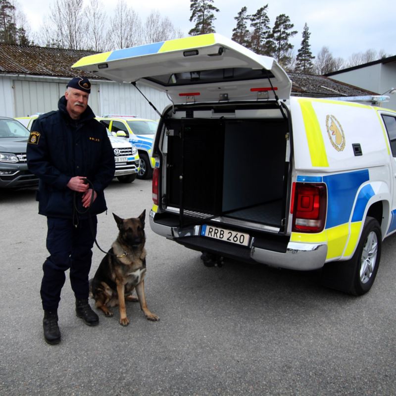 Polisbil Amok med polishund och hundförare