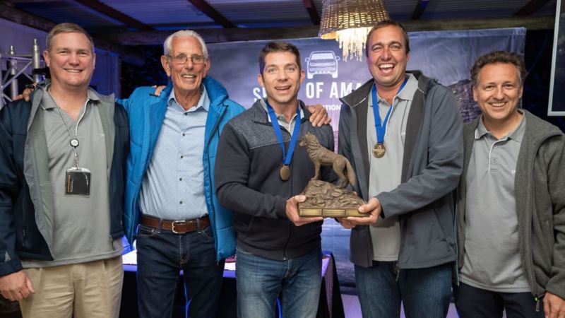 Vinderteamet i International Spirit of Amarok 2018 viser det eftertragtede Wolf Trophy. 